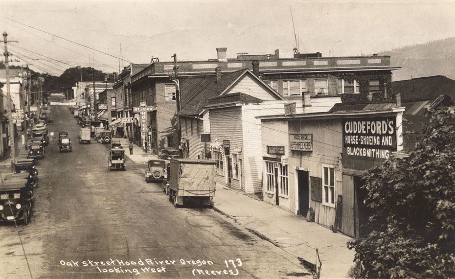 Oak Street From the Fashion Garage